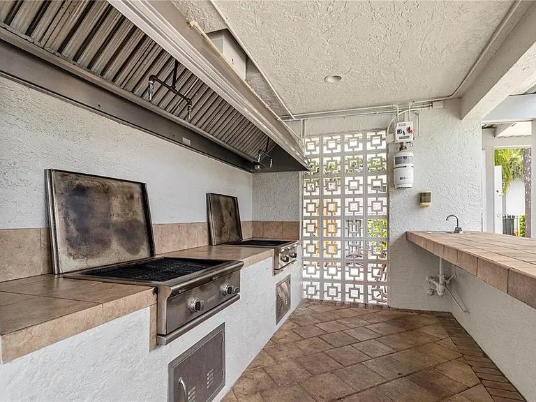 Grill & Summer Kitchen at the Club at Feathersound